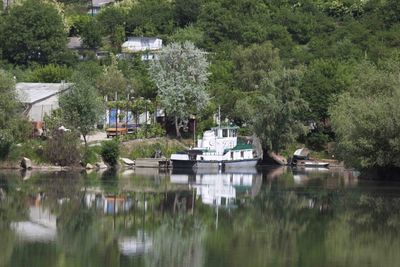 Moldawisches Dorf vom Fluss aus gesehen Moldawisches Dorf vom Fluss aus gesehen