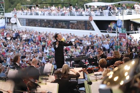Chefdirigent Andrés Orozco-Estrada mit dem  hr-Sinfonieorchester