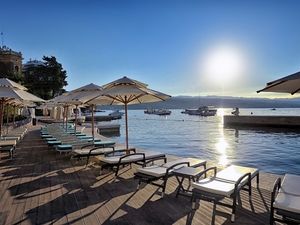 Ein kaltes Getraenk und ein Sprung ins kuehle Nass sind wohl die beliebtesten Strategien gegen die bruetende Sommerhitze im Royal Beach by Amadria Park