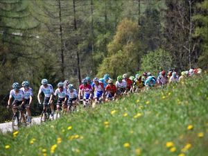 Die Suedtiroler Gemeinde Schenna ist eins von fuenf Etappenzielen der Tour of the Alps 2019, mit Radsportlegenden wie Chris Froome und Vincenzo Nibali Die Suedtiroler Gemeinde Schenna ist eins von fuenf Etappenzielen der Tour of the Alps 2019, mit Radsportlegenden wie Chris Froome und Vincenzo Nibali