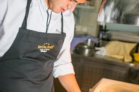 Ausgezeichnete Haubenküche seit 2011 – handwerkliches Geschick bescheinigt der aktuelle Gault&Millau-Führer Chefkoch Florian Obwegeser vom Hotel Post Steeg im Tiroler Lechtal
