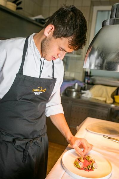 Ausgezeichnete Haubenküche seit 2011 – handwerkliches Geschick bescheinigt der aktuelle Gault&Millau-Führer Chefkoch Florian Obwegeser vom Hotel Post Steeg im Tiroler Lechtal
