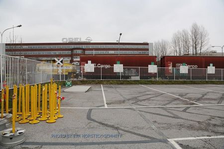 leerer Opelparkplatz