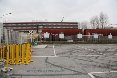leerer Opelparkplatz