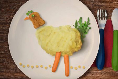 Mit einer drastischen Kampagne fordern Tierschuetzer Iglo dazu auf fuer bessere Haltungsbedingungen von Masthuehnern zu sorgen