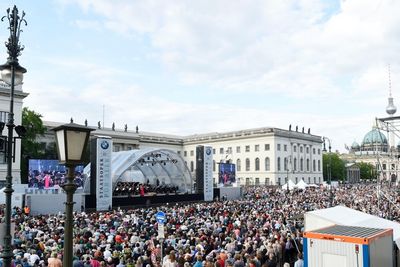 Zuschauer auf dem Bebelplatz in Berlin