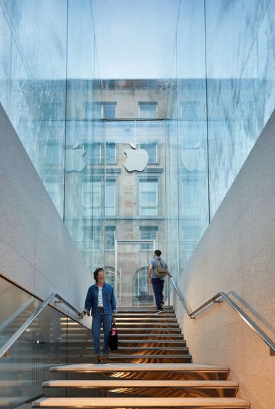 Auch die Treppe im Apple-Store wirkt wie ein Tempel der Neuzeit