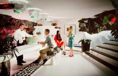 Auf Lanzarote schluerfen Urlauber ihre Cocktails in ungewoehnlichen Locations wie etwa der Bar in den Vulkanhoehlen Jameos del Agua
