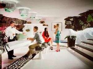 Auf Lanzarote schluerfen Urlauber ihre Cocktails in ungewoehnlichen Locations wie etwa der Bar in den Vulkanhoehlen Jameos del Agua Auf Lanzarote schluerfen Urlauber ihre Cocktails in ungewoehnlichen Locations wie etwa der Bar in den Vulkanhoehlen Jameos del Agua