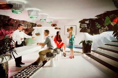 Auf Lanzarote schluerfen Urlauber ihre Cocktails in ungewoehnlichen Locations wie etwa der Bar in den Vulkanhoehlen Jameos del Agua