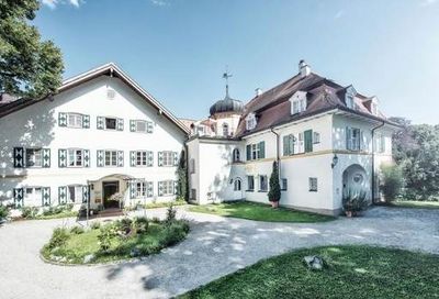 Das Schlossgut Oberambach am Starnberger See war schon Drehort der deutschen Vorabend-Krimiserie Hubert und Staller