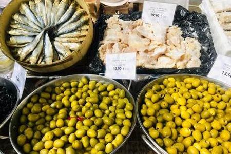 Der sonntaegliche Wochenmarkt in Santa Maria del Camí gilt als einer der schoensten Mallorcas