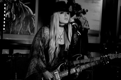 Orianthi tritt 2014 bei Rock Meets Classic auf