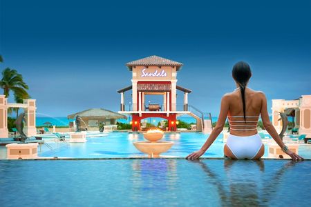 Die All-inklusive-Hotels Sandals Royal Bahamian und Sandals Emerald Bay bieten auch 2021 luxurioesem Service
