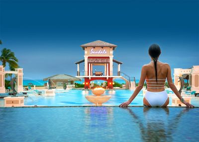 Die All-inklusive-Hotels Sandals Royal Bahamian und Sandals Emerald Bay bieten auch 2021 luxurioesem Service
