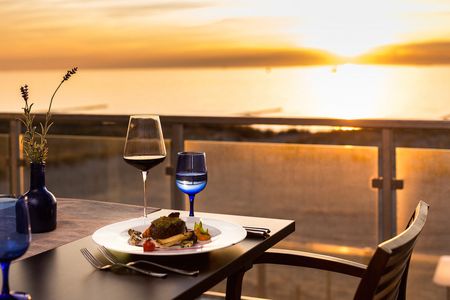 Essen und Trinken blaue boje Tisch Terrasse mit Meeresblick