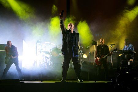 Die Sensation ist perfekt: mit seiner legendären «Back to Front» Tour, mit der Peter Gabriel das 25-jährige Jubiläum seines bahnbrechenden «So» Albums feiert, kommt der Brite nach einer soeben beendeten und erfolgreichen USA-Tournee nun mit seiner Band auch für fünf Konzerte im Oktober 2013 nach Deutschland!