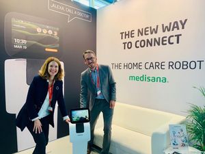 Anja Schimmelpfennig, Direktor Marketing EMEA von Medisana und Ulrich Schulze Althoff, Chief Digital Officer bei Medisana werden den temi auf der IFA 2019 vorstellen Fotos GFDK Anja Schimmelpfennig, Direktor Marketing EMEA von Medisana und Ulrich Schulze Althoff, Chief Digital Officer bei Medisana werden den temi auf der IFA 2019 vorstellen Fotos GFDK