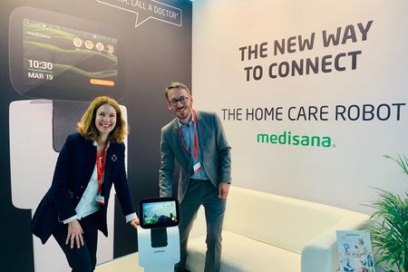 Anja Schimmelpfennig, Direktor Marketing EMEA von Medisana und Ulrich Schulze Althoff, Chief Digital Officer bei Medisana werden den temi auf der IFA 2019 vorstellen Fotos GFDK