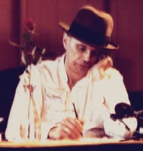 Des weiteren behauptet Riegel, Beuys haette unter dem Deckmaentelchen die Welt mit voelkischen und totalitaeren Ideen Rudolf Steiners missionieren wollen