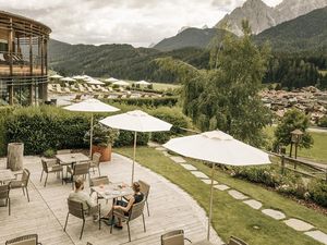 Von der Terrasse des Naturhotel Leitlhof in Südtirol haben Feinschmecker beim Aperitif freie Sicht auf die Sextner Dolomiten Von der Terrasse des Naturhotel Leitlhof in Südtirol haben Feinschmecker beim Aperitif freie Sicht auf die Sextner Dolomiten