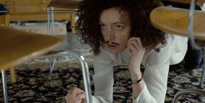 Film Vergiss mein Ich Maria Schrader unter Tisch Film Vergiss mein Ich Maria Schrader unter Tisch