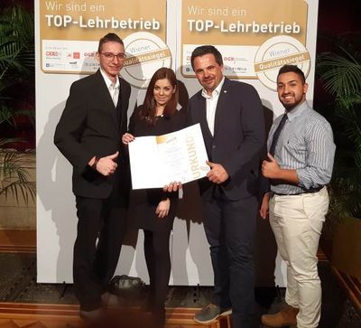 Daumen hoch für die Auszeichnung zum TOP-Lehrbetrieb 2018 – (v.l.) Rezeptionist Stefan Donner, stv. Hoteldirektorin Nicole Chibin, Hoteldirektor und Geschaeftsfuehrer Daniel Praegant und Azubi Marcelo Djordjevic vom Harry’s Home Wien Millennium Tower