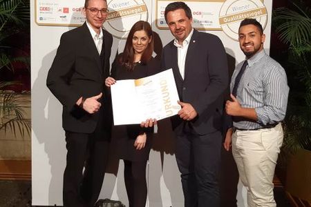 Daumen hoch für die Auszeichnung zum TOP-Lehrbetrieb 2018 – (v.l.) Rezeptionist Stefan Donner, stv. Hoteldirektorin Nicole Chibin, Hoteldirektor und Geschaeftsfuehrer Daniel Praegant und Azubi Marcelo Djordjevic vom Harry’s Home Wien Millennium Tower