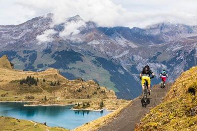 Der Jochpass-Trail oberhalb von Engelberg in der Zentralschweiz schlaengelt sich ueber fuenf Kilometer und 440 Hoehenmeter