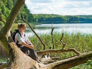 Ruhepause im Land der 1000 Seen den Wummsee umrunden Reisende auf der letzten Etappe des Pilgerwegs zwischen Diemitz und Mirow Ruhepause im Land der 1000 Seen den Wummsee umrunden Reisende auf der letzten Etappe des Pilgerwegs zwischen Diemitz und Mirow