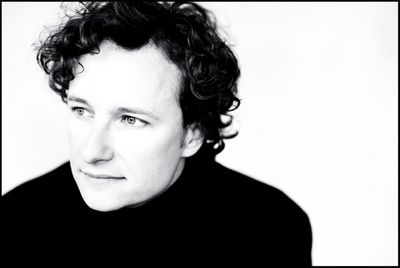 Martin Helmchen ist ein junger Pianist, der mit Andris Nelsons auf der Buehe stehen wird