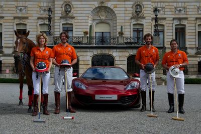 Team Mc Laren vor dem Schloss Team Mc Laren vor dem Schloss