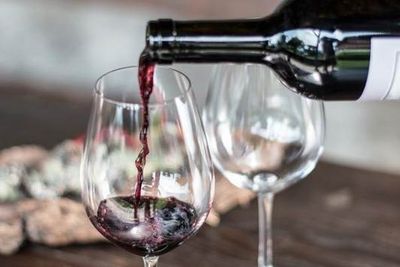 Einem feinen Tropfen Wein bieten fast alle Bauernhoefe für die grossen Gaeste an