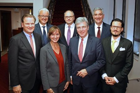 Unternehmens-Nachfolge richtig regeln aber wie, diese Fragen beantworten die  FAMILIENUNTERNEHMER