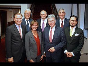 Unternehmens-Nachfolge richtig regeln aber wie, diese Fragen beantworten die FAMILIENUNTERNEHMER Unternehmens-Nachfolge richtig regeln aber wie, diese Fragen beantworten die FAMILIENUNTERNEHMER