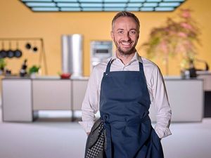 Der erste Fernsehmoderator in der Geschichte des ZDF, der den Sender aufwendig überreden musste, eine Kochshow machen zu dürfen Der erste Fernsehmoderator in der Geschichte des ZDF, der den Sender aufwendig überreden musste, eine Kochshow machen zu dürfen