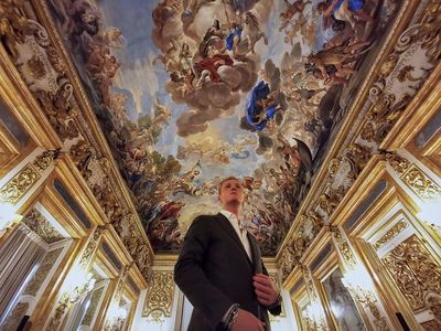 Leon Loewentraut im prunkvollen Sala Luca Giordano, dem Ort der Eroeffnungsreden  unter einem praechtigen Deckengemaelde von Luca Giordano
