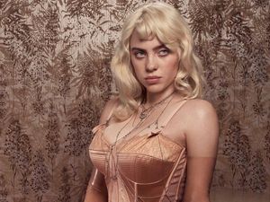 Billie Eilish im glamourösem Pin-Up-Look der 50er Jahre Billie Eilish im glamourösem Pin-Up-Look der 50er Jahre