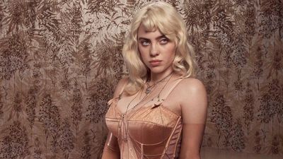 Billie Eilish im glamourösem Pin-Up-Look der 50er Jahre