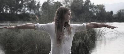 In Österreichs kleinster Gemeinde Gramais im Tiroler Lechtal hat sich die aus England stammende Hannah Brown mit ihrem eigenen Yogastudio sesshaft gemacht