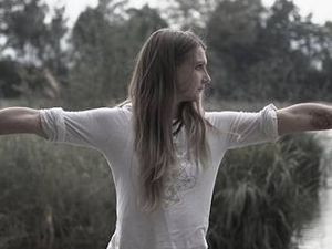 In Österreichs kleinster Gemeinde Gramais im Tiroler Lechtal hat sich die aus England stammende Hannah Brown mit ihrem eigenen Yogastudio sesshaft gemacht In Österreichs kleinster Gemeinde Gramais im Tiroler Lechtal hat sich die aus England stammende Hannah Brown mit ihrem eigenen Yogastudio sesshaft gemacht