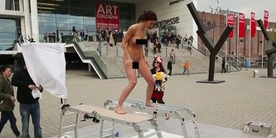 Milo Moiré waehrend ihrer Performance dem gebaeren
