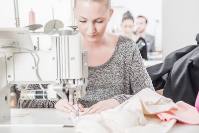 Staatliche Modeschule Stuttgart Modestudenten bei der Arbeit Staatliche Modeschule Stuttgart Modestudenten bei der Arbeit