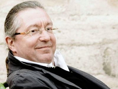 Sylvain Cambreling steh am Pult