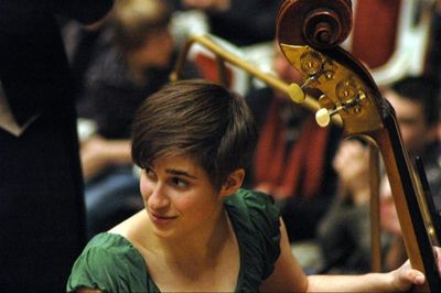 Sophie Lücke glaenzt am Kontrabass