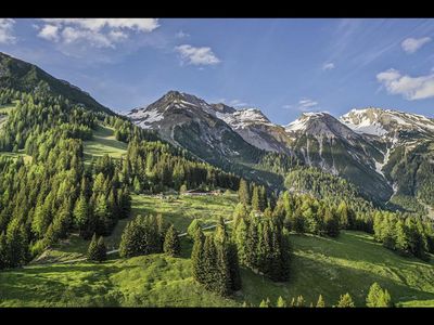 Die gemuetliche Nessler Alm oberhalb von Pettneu in der Tiroler Urlaubsregion St. Anton am Arlberg ist ueber mehrere Forst- und Wanderwege erreichbar