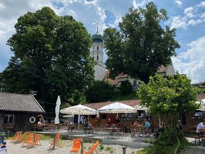 Direkt am Seeufer und idyllisch unterhalb der Seeshaupter Pfarrkirche St. Michael gelegen, lädt der kleine Biergarten beim Strandbad Lidl zum Baden und Einkehren ein
