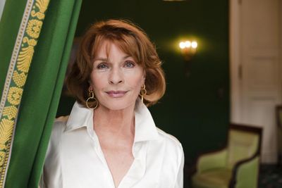 Senta Berger und der Tölzer Knabenchor begleiten das Publikum am Freitag, 14. Dezember 2012, um 20 Uhr durch das vorweihnachtliche Europa. „Jul, jul, strålande jul“ – Weihnacht, Weihnacht, strahlende Weihnacht – mit diesen Worten beginnt ein bekanntes schwedisches Weihnachtslied. Und weiter südlich verkünden in Spanien die Sternsinger: „Ya viene la vieja“ – Christus ward geboren