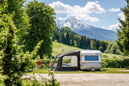 Von den Panorama-Stellplätzen des 5-Sterne-Camping-Resort Allweglehen/Oberbayern scheint die Berchtesgadener Bergwelt zum Greifen nah