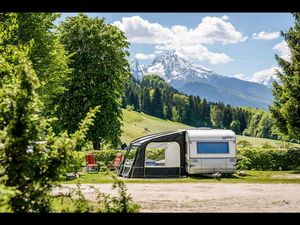 Von den Panorama-Stellplätzen des 5-Sterne-Camping-Resort Allweglehen/Oberbayern scheint die Berchtesgadener Bergwelt zum Greifen nah